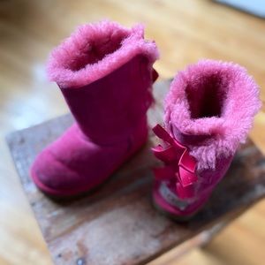 Toddler Pink Uggs Suede with Bows Size 9 Ugg
